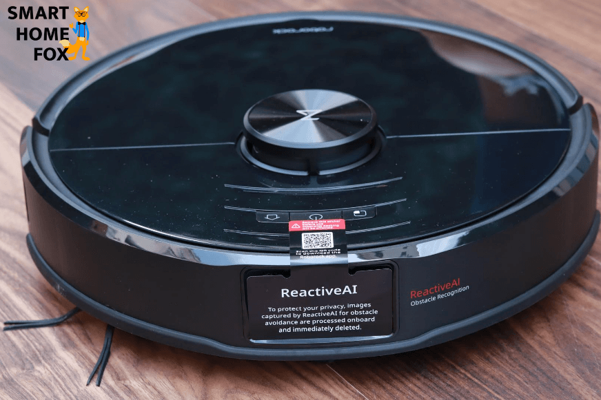 Aufkleber mit dem Datenschutzhinweis des Roborock S6 MaxV in der Nahaufnahme